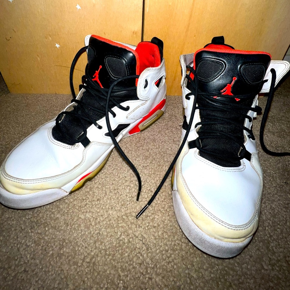 Jordan’s Flight club 91 Mens size 10.5 white/ Infrared
